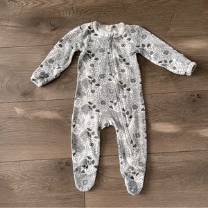 Kate Quinn Organic Cotton Floral Footed Pajama Black White Grey Size 6-9 Months